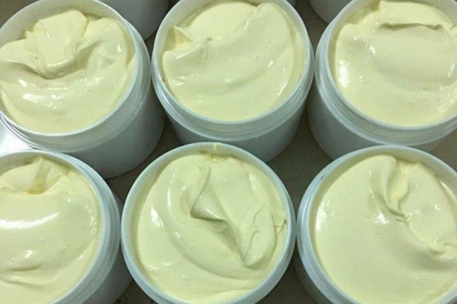 Mỹ phẩm chứa corticoid thường có kết cấu đặc, màu trắng hoặc vàng nhạt