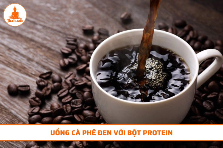 Uống cà phê đen với bột protein