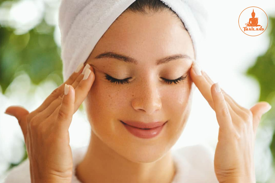 Cách làm tan vết bầm ở mắt: massage nhẹ nhàng